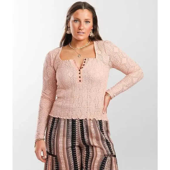 Gimmicks by BKE Light Peach Eyelet Smocked Stretch Henley Large‎ - Picture 8 of 11